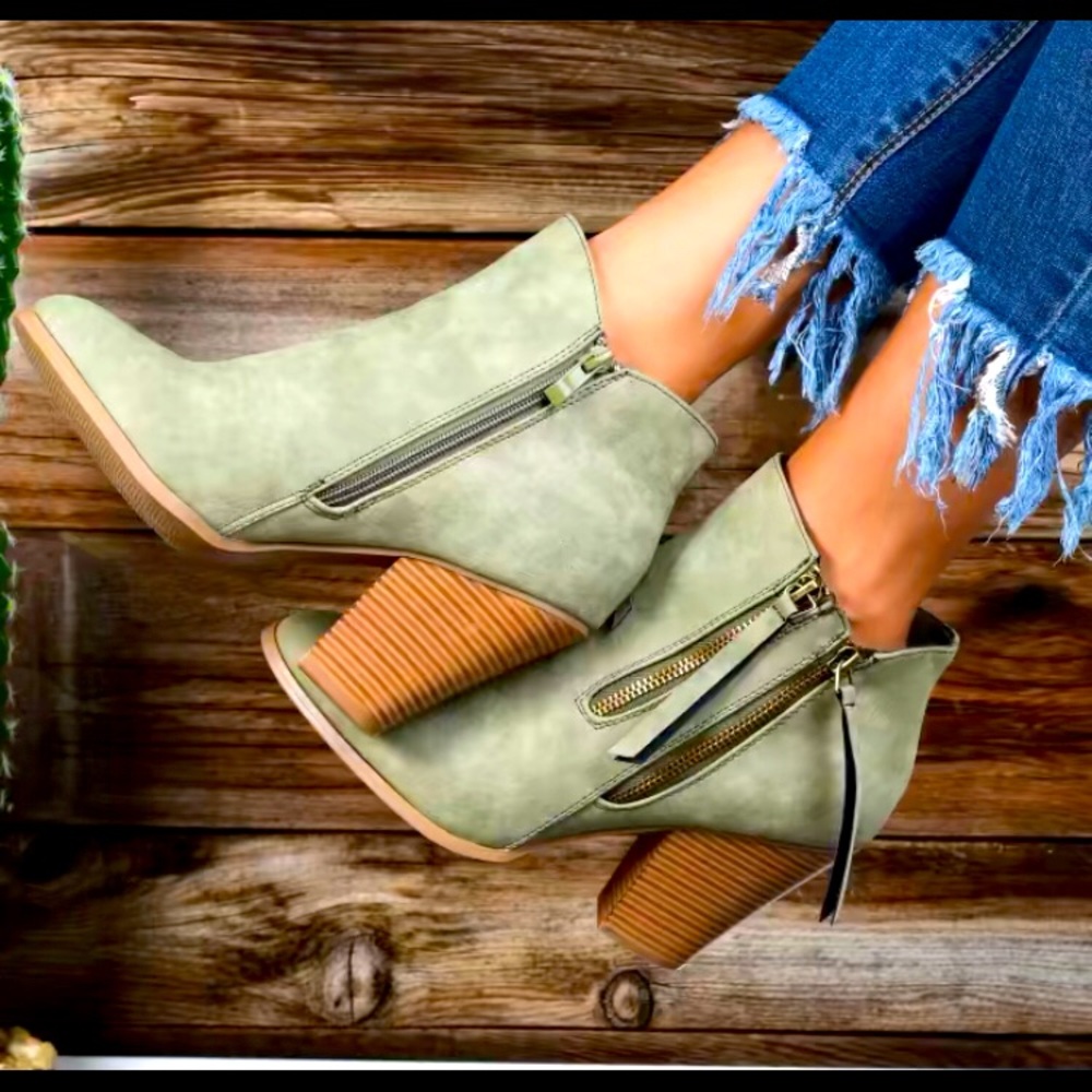 I bought these boots but fit me small. They are bran new haven’t been worn.